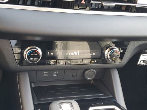 New 2025 Mitsubishi Outlander SE image 17