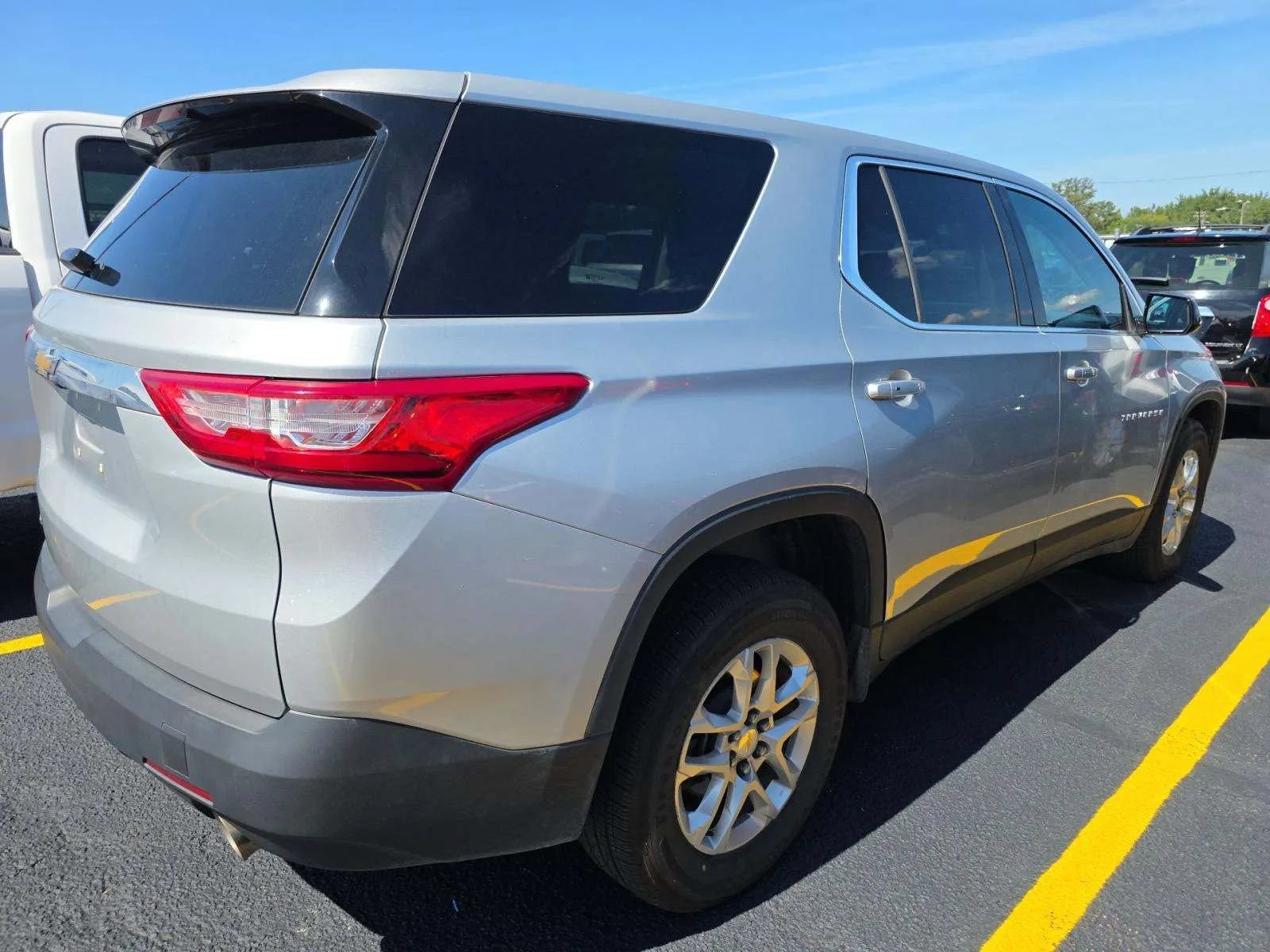 Used 2020 Chevrolet Traverse LS AWD/4WD image 3