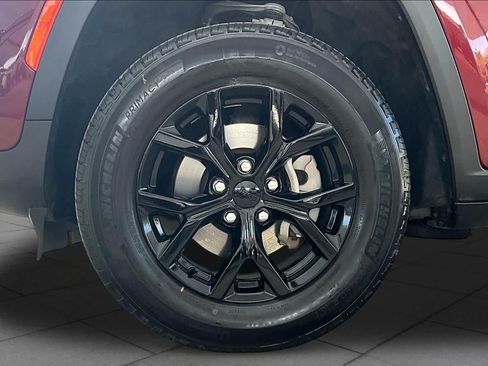 Used 2024 Jeep Grand Cherokee Altitude RWD image 11