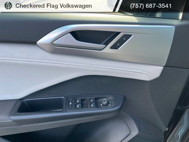 Used 2025 Volkswagen Taos SE FWD image 13