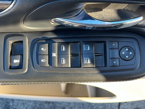 Used 2016 Dodge Grand Caravan SE image 12