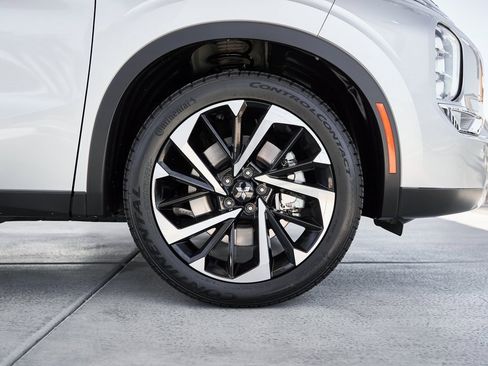 Used 2024 Mitsubishi Outlander SE image 10