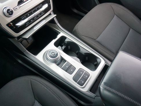 Used 2022 Ford Explorer XLT image 18