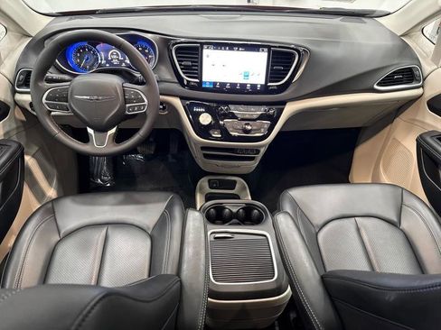 Used 2024 Chrysler Pacifica Touring-L image 68