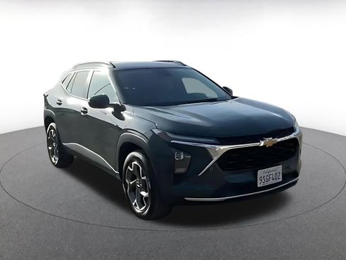 Used 2025 Chevrolet Trax LT image 3