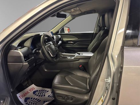 Used 2025 Toyota Grand Highlander XLE image 9
