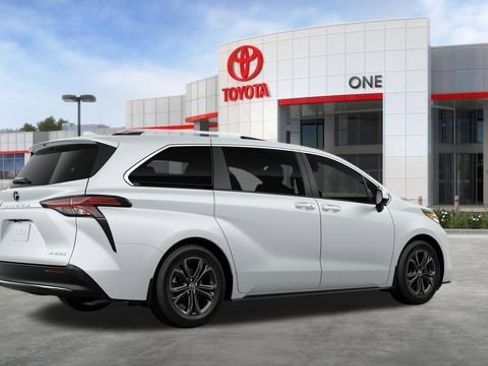 New 2026 Toyota Sienna Platinum image 11