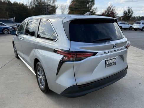 Used 2021 Toyota Sienna LE image 3