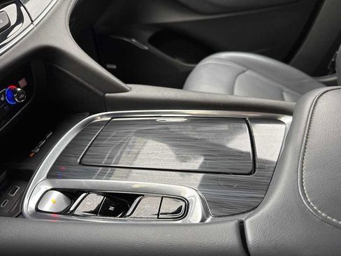 Used 2024 Buick Enclave Premium image 17