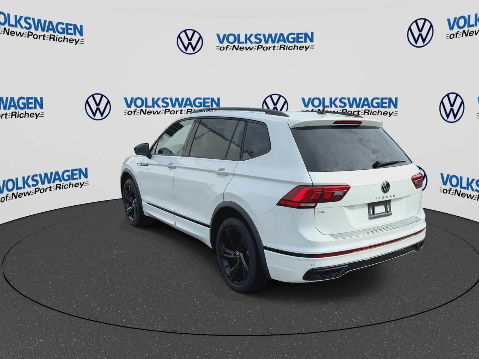 Used 2024 Volkswagen Tiguan SE R-Line FWD image 6