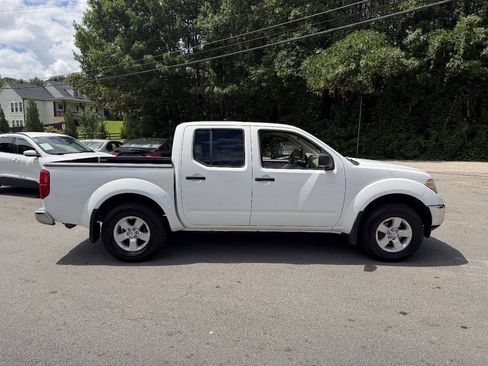 Used 2011 Nissan Frontier SV AWD/4WD image 4