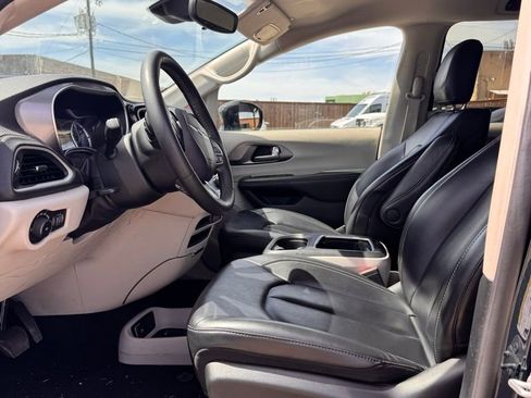 Used 2024 Chrysler Pacifica Select image 6