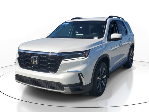 Certified 2025 Honda Pilot Touring image 3
