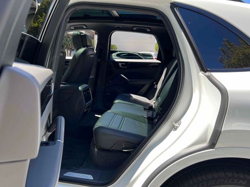 Used 2019 Porsche Cayenne AWD/4WD image 5