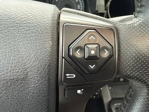 Used 2017 Toyota Tacoma TRD Sport AWD/4WD image 10