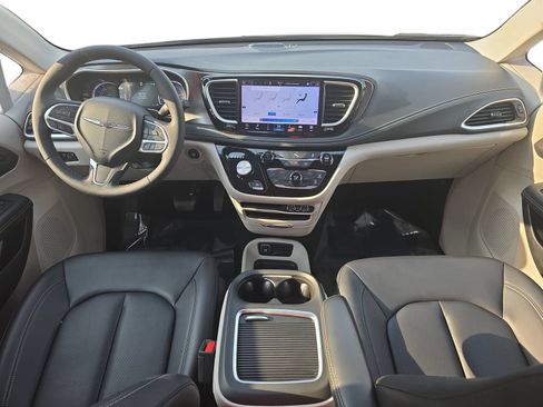 Used 2024 Chrysler Pacifica Limited FWD image 9