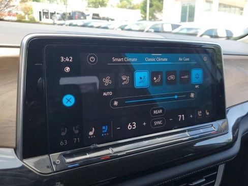 Certified 2025 Volkswagen Atlas SE FWD image 20