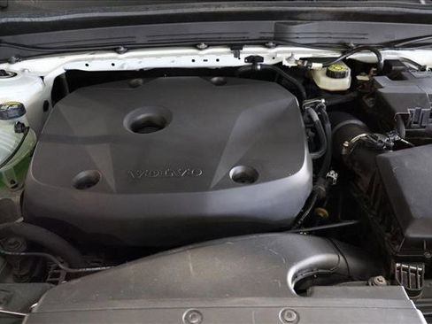 Used 2021 Volvo XC40 T5 R-Design image 28