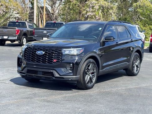 Used 2025 Ford Explorer ST RWD image 2