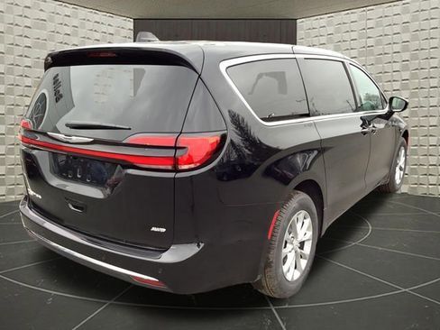 New 2026 Chrysler Pacifica Select image 8