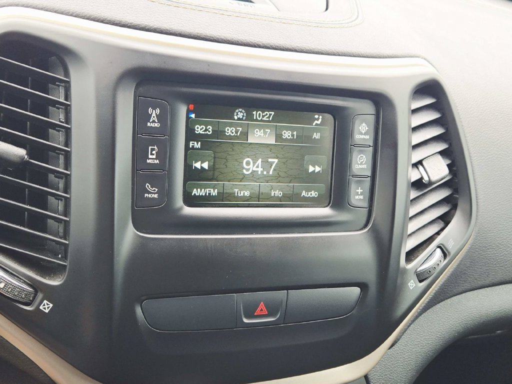 Used 2018 Jeep Cherokee Latitude w/ Cold Weather Group AWD/4WD image 24