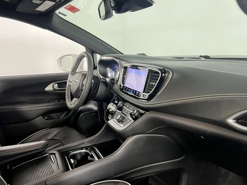 Certified 2022 Chrysler Pacifica Limited w/ Uconnect Theater Family Group image 28
