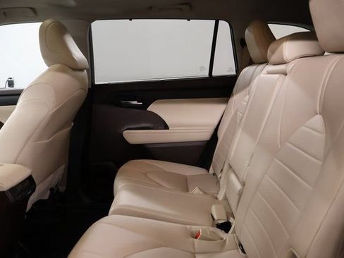 Used 2022 Toyota Highlander XLE AWD/4WD image 34