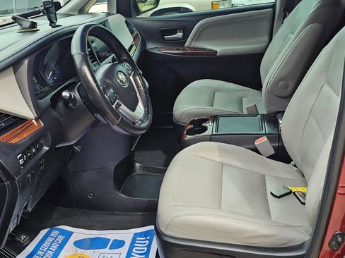 Used 2015 Toyota Sienna Limited Premium FWD image 12