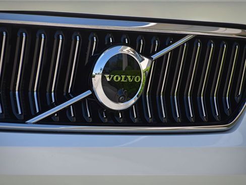 Certified 2025 Volvo XC40 B5 Plus w/ Protection Package Premier image 7