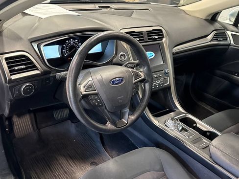 Used 2017 Ford Fusion SE w/ Fusion SE Technology Package FWD image 8