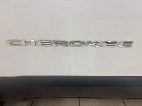 Used 2020 Jeep Cherokee Latitude Plus w/ Cold Weather Group AWD/4WD image 8