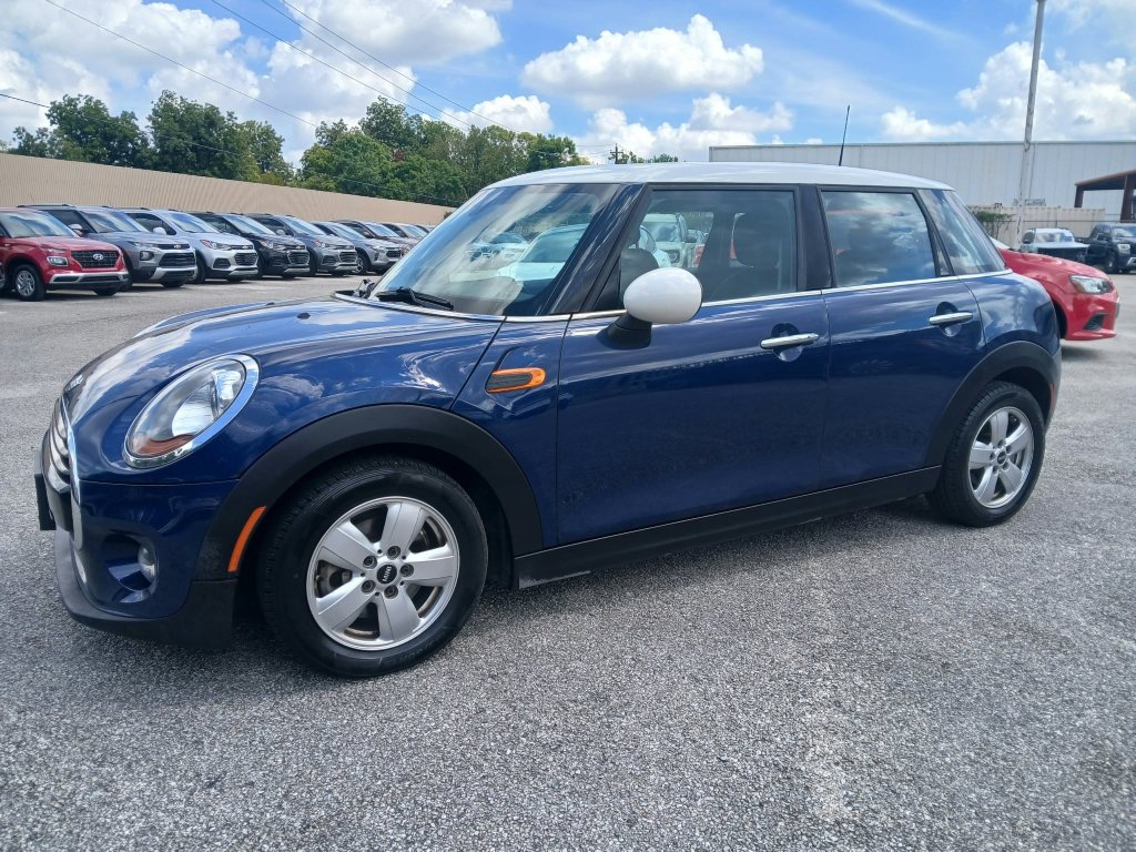 Used 2018 MINI Cooper 4-Door Hardtop FWD image 1