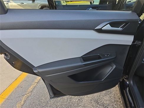 Used 2022 Volkswagen Taos SE image 8