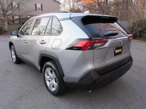 Used 2021 Toyota RAV4 LE image 4