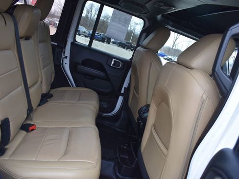 Used 2018 Jeep Wrangler Unlimited Sahara AWD/4WD image 19