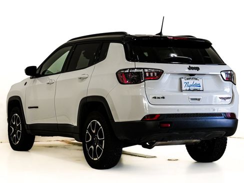 Used 2025 Jeep Compass Trailhawk AWD/4WD image 8