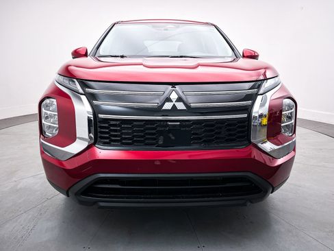 New 2025 Mitsubishi Outlander ES image 2