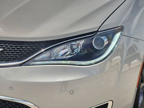 Used 2019 Chrysler Pacifica Limited w/ Advanced Safetytec Group image 9