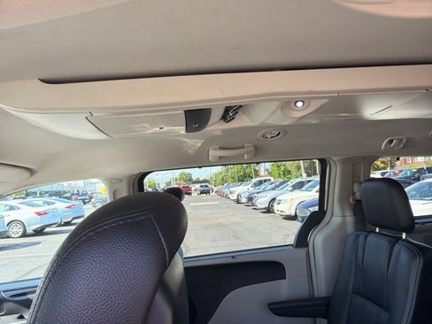 Used 2014 Chrysler Town & Country Touring-L w/ Driver Convenience Group FWD image 17