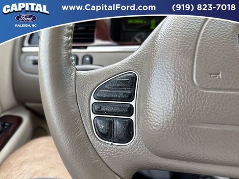 Used 2004 Lincoln Town Car Signature image 21