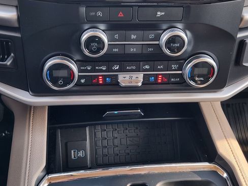 Used 2024 Ford Expedition Max XLT image 19