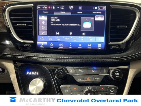 Used 2023 Chrysler Pacifica Limited image 21
