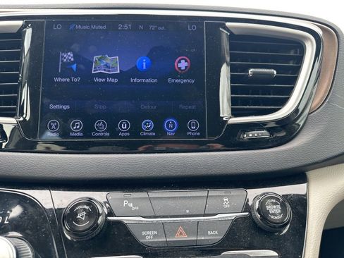 Used 2017 Chrysler Pacifica Touring-L image 21