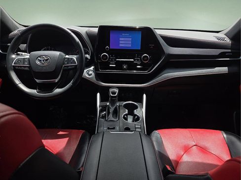 Used 2023 Toyota Highlander XSE FWD image 16