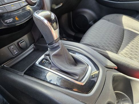 Used 2017 Nissan Rogue SV image 25