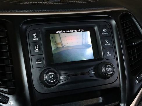 Used 2017 Jeep Cherokee Sport image 19