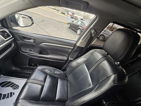 Used 2017 Toyota Highlander SE image 32