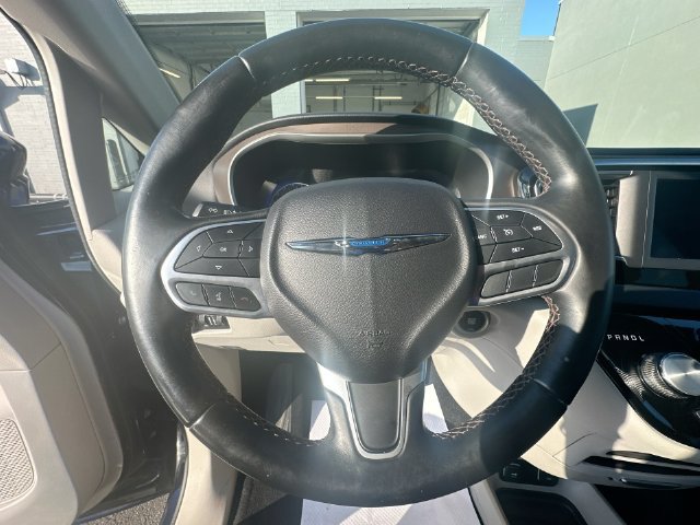 Used 2018 Chrysler Pacifica Touring-L FWD image 17