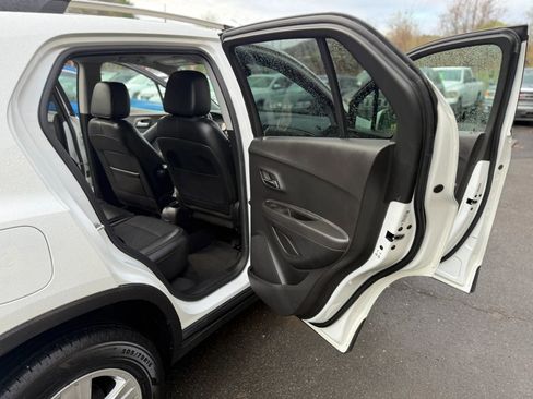 Used 2018 Chevrolet Trax LT w/ LT Convenience Package image 16