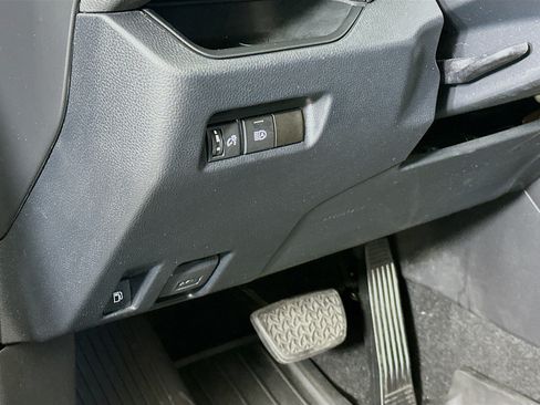 Used 2020 Toyota RAV4 XLE w/ Carpet Mat Package AWD/4WD image 17